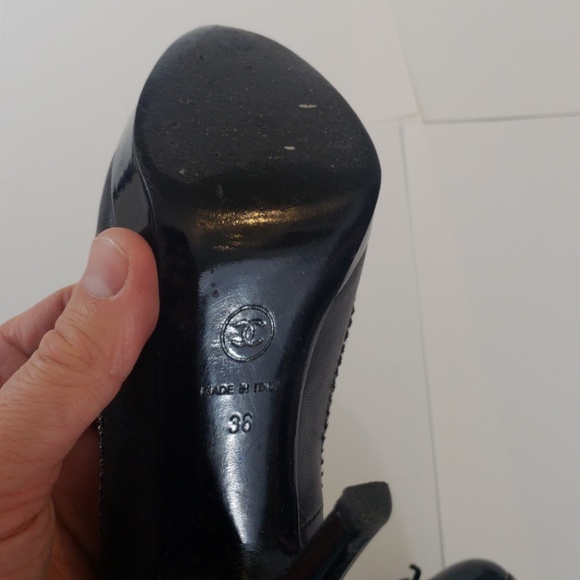 Chanel Escarpins Limited Edition Noir Heels in Amazing Condition - Picture 5 of 10